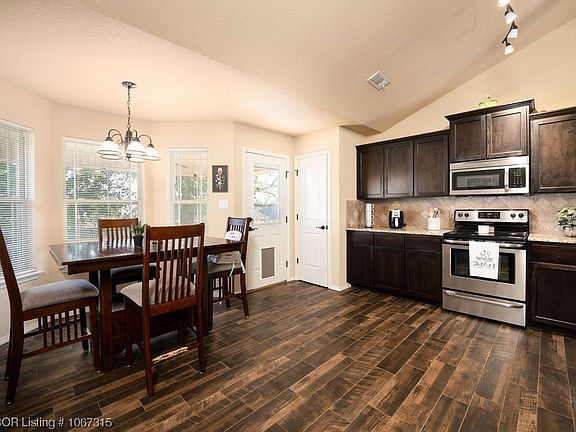 5th image of 715 Live Oak Dr