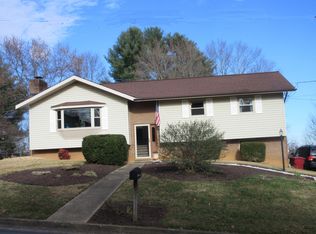 2802 Newbern Dr, Johnson City, TN 37604