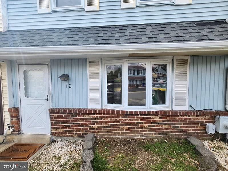 1st image of 10 Margit Ln