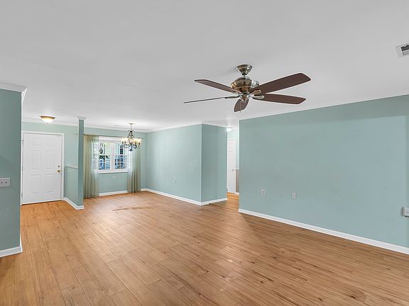 4th image of 3 Woodcove Ct
