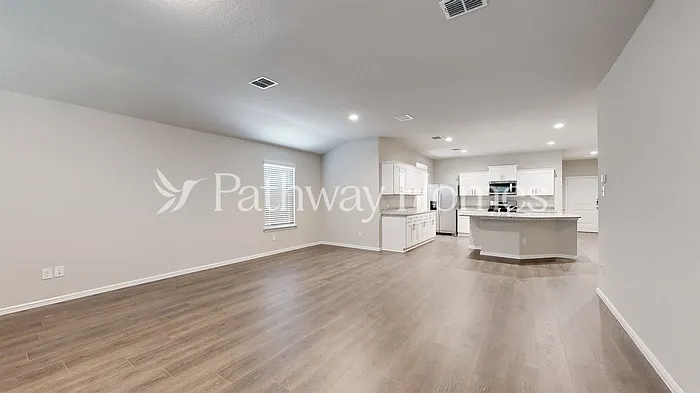 4 bed, 2.0 bath, 2083 sqft, $2,500 — Photo 4