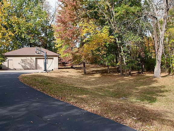5th image of 1005 Spring Creek Dr