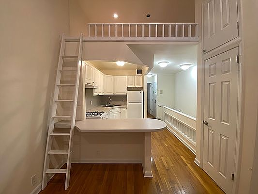 4th image of 330 E 77th St #D1