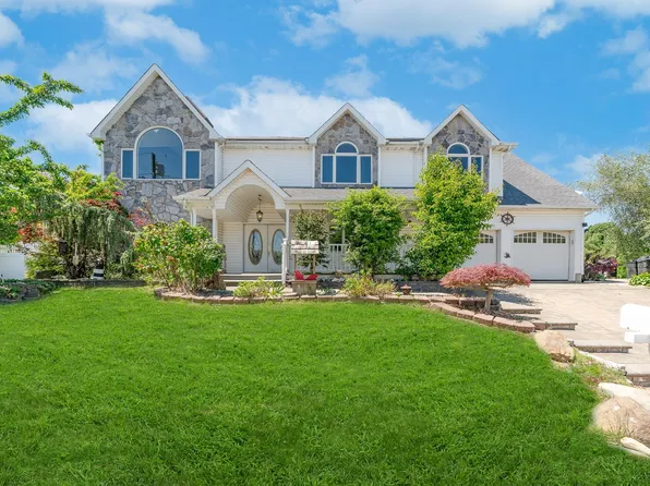 2874 Shore Road, Seaford, NY 11783