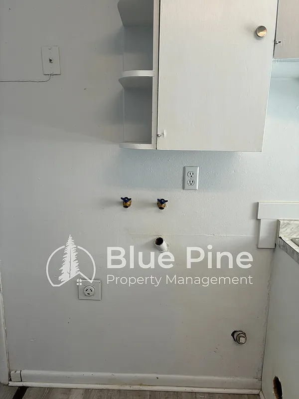 3 bed, 1.0 bath, 760 sqft, $800 — Photo 3
