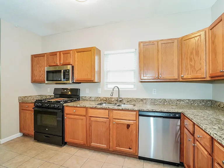 807 Summerville Dr — Photo 10