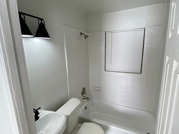5th image of 938 E Adams St