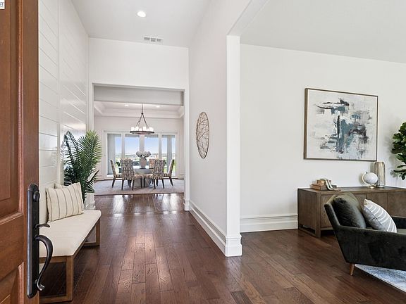 3rd image of 2383 Silver Oaks Ln
