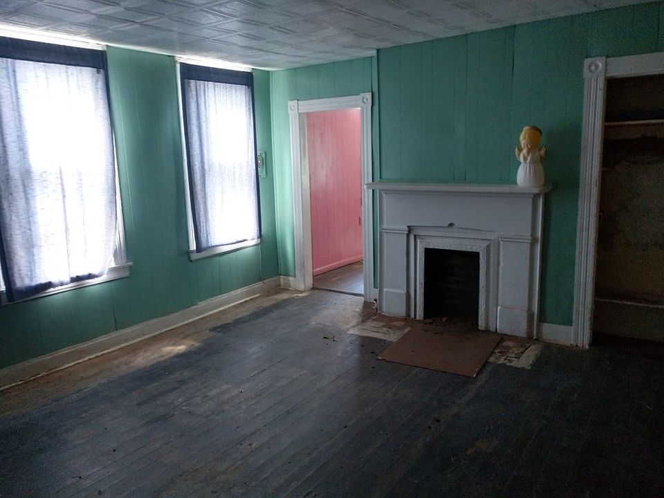 2nd image of 130 Pierce St