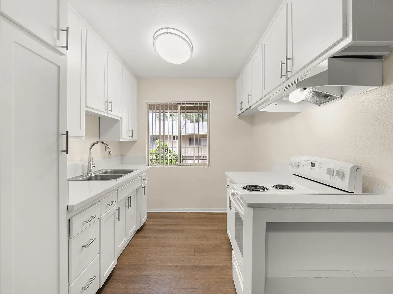 Melrose Place Apartments — Photo 4