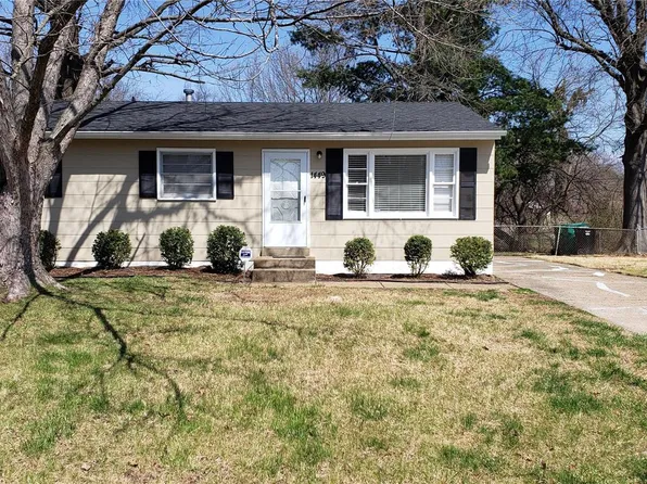 1449 Broadlawns Ln, Saint Louis, MO 63138