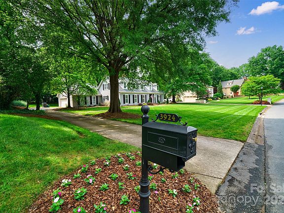 3rd image of 3924 Huntcliff Dr