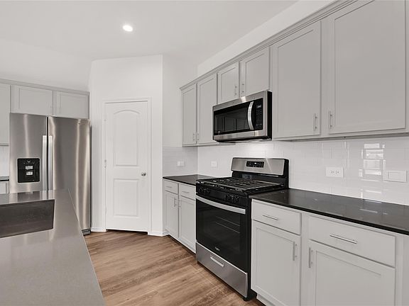 4th image of 315 Chateau Bay Ln