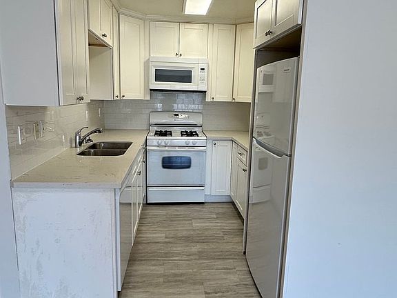 4th image of 10829 Palms Blvd #11