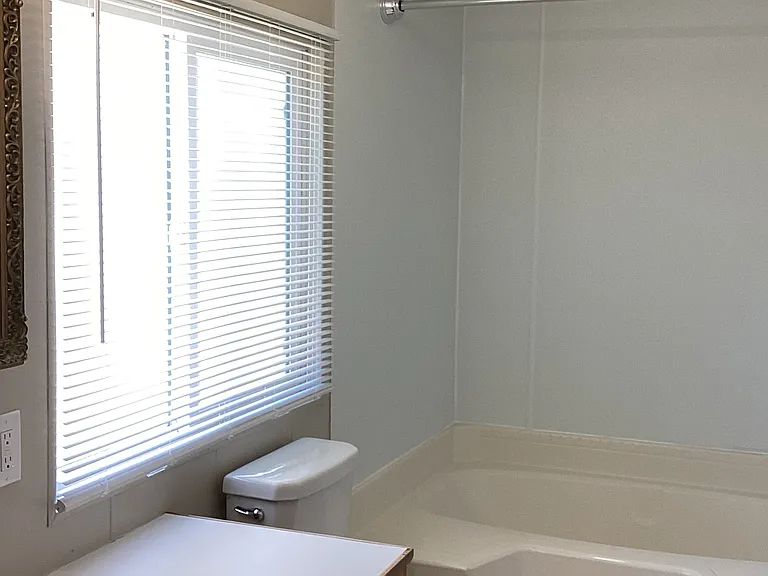 1230 SW Sandy Dr — Photo 3