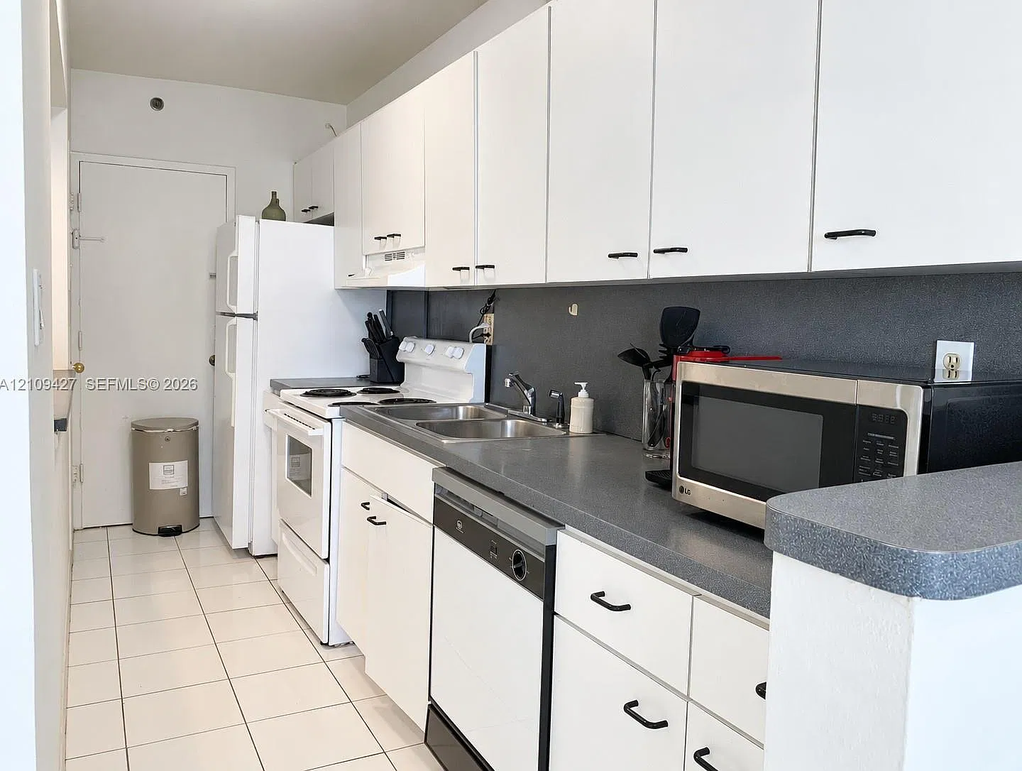 The Decoplage Condo — Photo 3