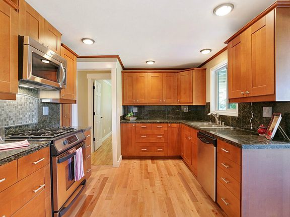 3rd image of 1316 Bridgeview Dr