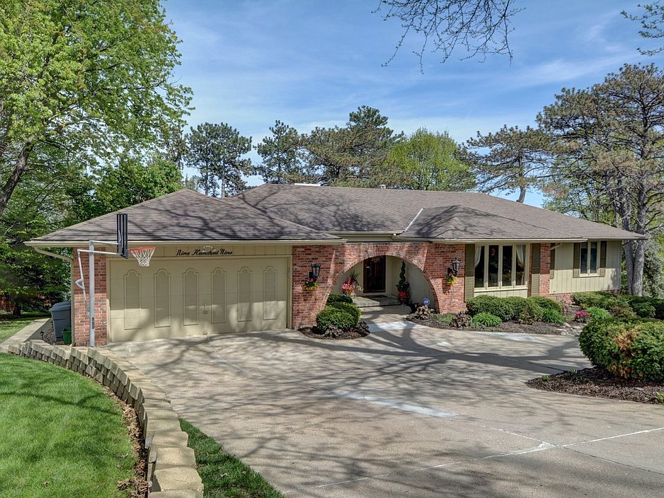 1st image of 909 N 89th Cir