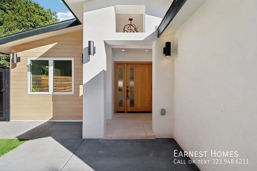 4 + 3 Elegant Sherman Oaks Retreat with Pool, Gourmet Kitchen & 2-Car Garage — Photo 4