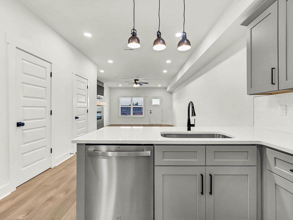 1st image of 348 Front Ridge Cir