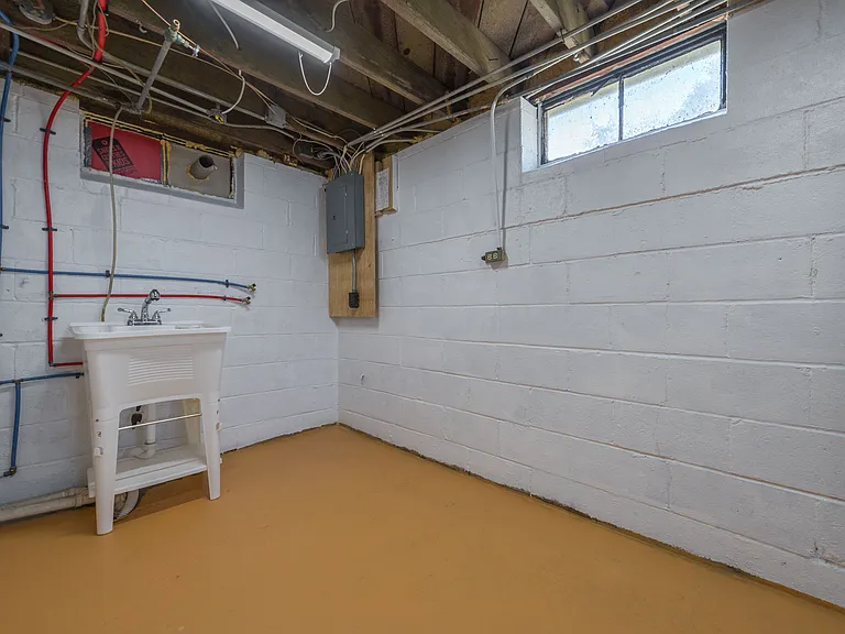 18214 Lewis Dr — Photo 32
