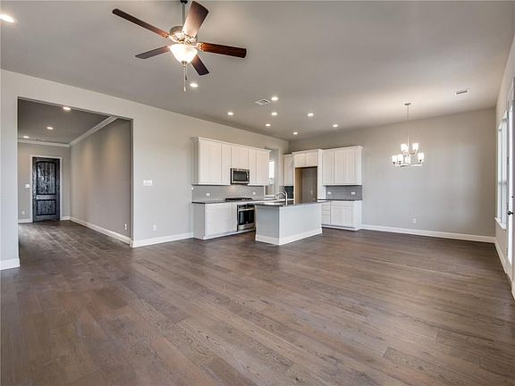 4th image of 704 Lawndale St