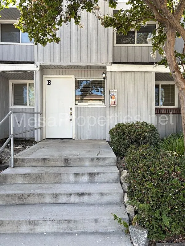 2 bed, 1.5 bath, 1003 sqft, $2,295 — Photo 2