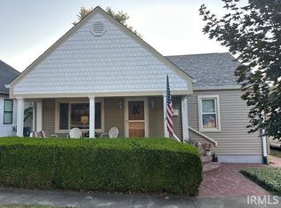 255 N 4th St, Zionsville, IN 46077