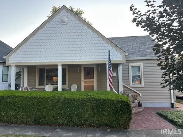 255 N 4th St, Zionsville, IN 46077