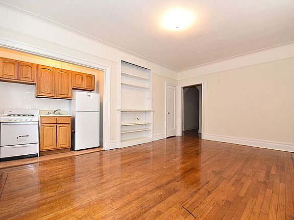 2nd image of 3056 30th St APT 2G