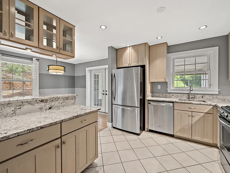 3017 S Hill St — Photo 10