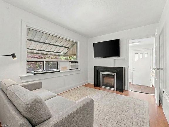 4th image of 268 Troy St