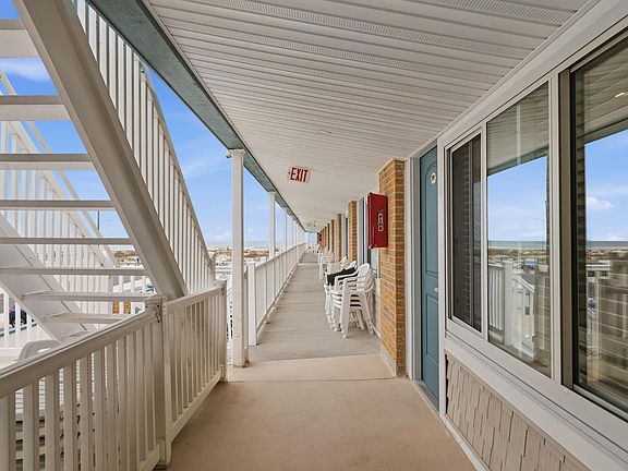 2nd image of 406-10 E Monterey Ave #209