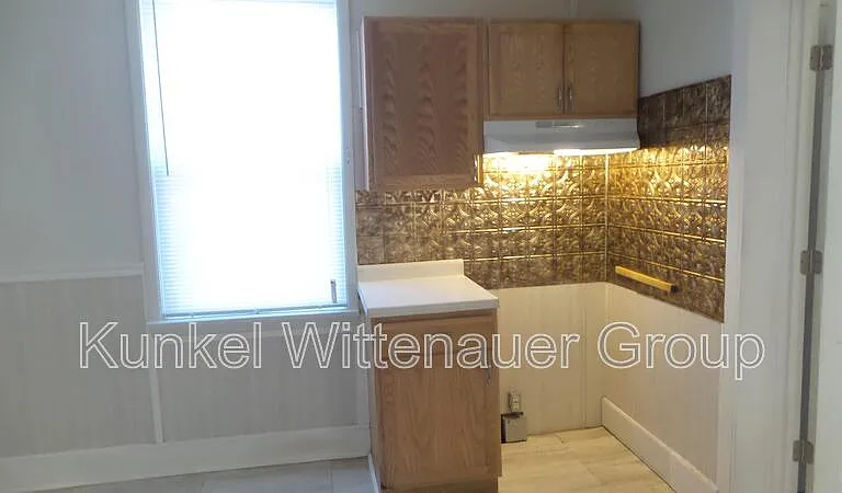 324 N Jackson St — Photo 6