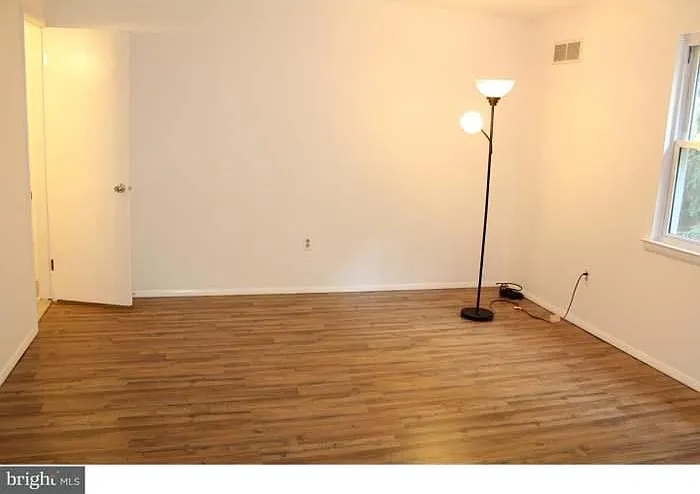 545 W Marshall St — Photo 3