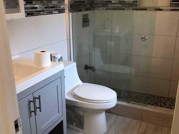 3rd image of 3084 41st St