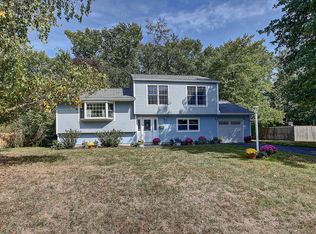 8 Winthrop Dr, Manalapan, NJ 07726
