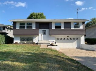 560 Shawnee Ln, Bedford, OH 44146