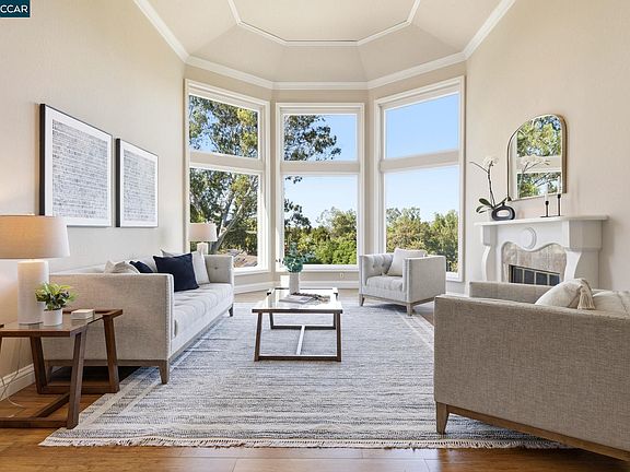 3rd image of 725 Castle Rock Rd