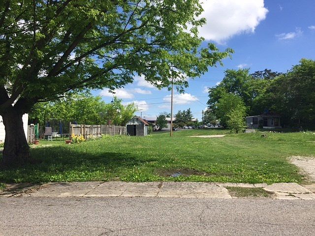 1st image of 824 E 12th St