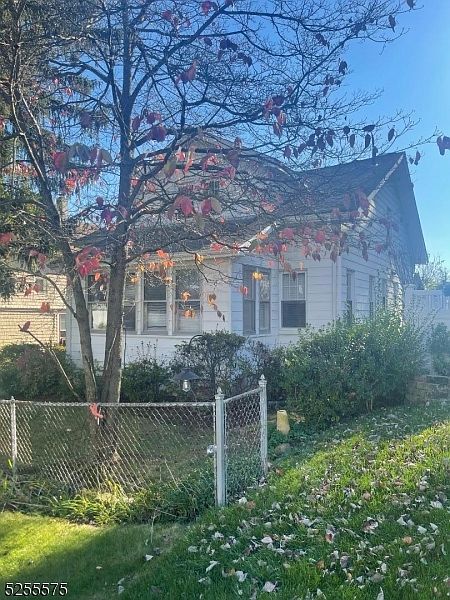 1st image of 8 Amos St