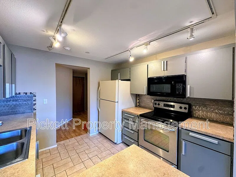 3 bed, 2.0 bath, 1325 sqft, $2,000 — Photo 4