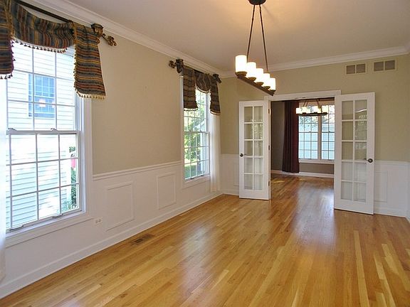 5th image of 543 Western Ave