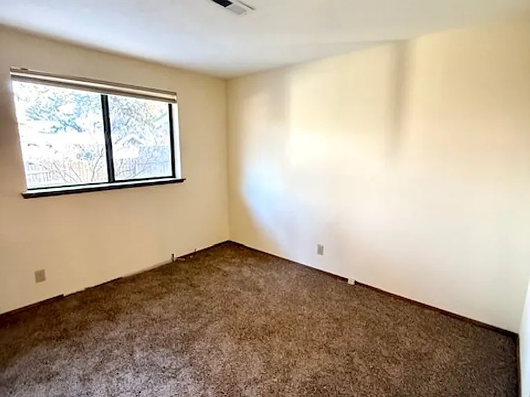 2082 NE Veronica Ln — Photo 12