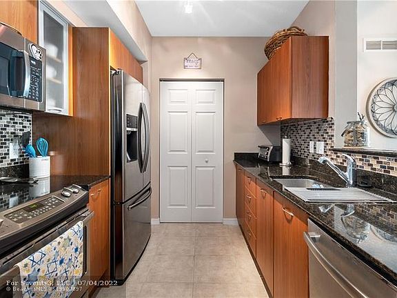 2nd image of 625 Casa Loma Blvd Unit 1005