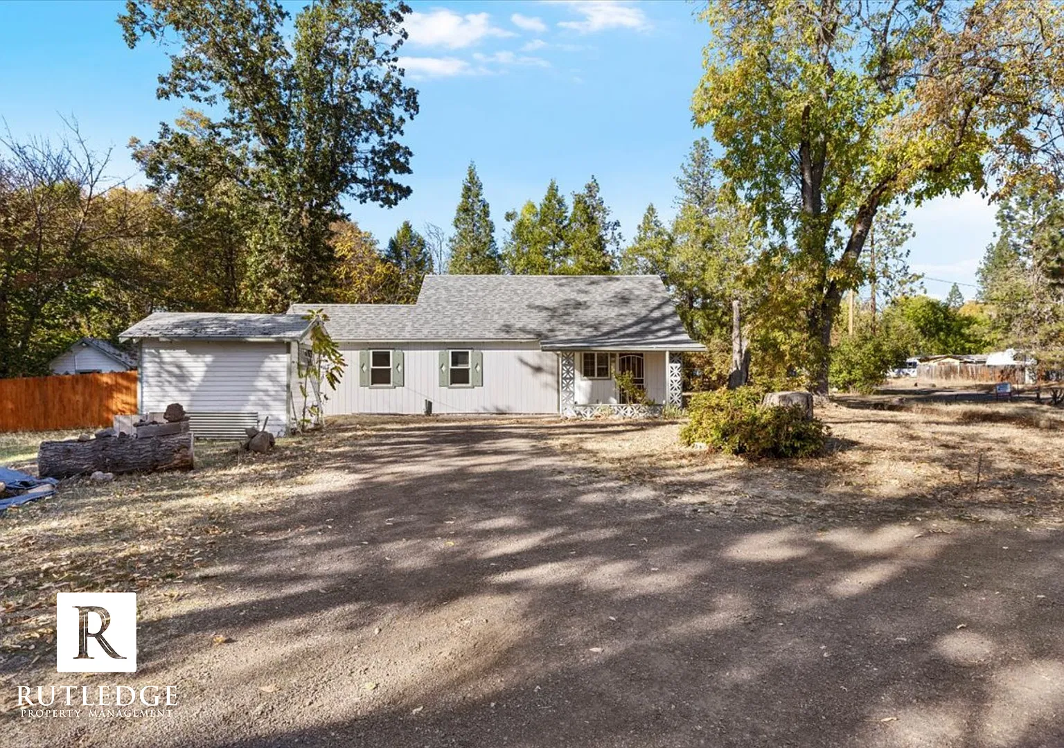 Beautiful 3 Bedroom Home on 1.25 Acres in Shady Cove — Photo 2