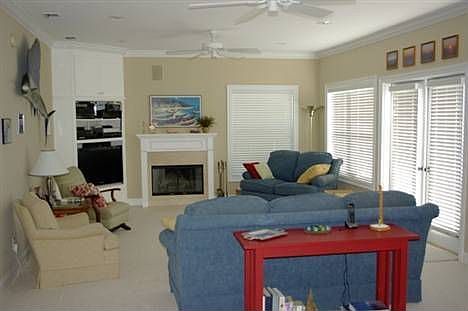 4th image of 4000 Saint Teresa Ave