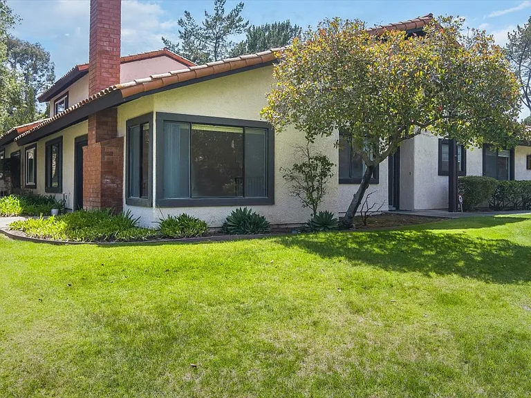 18 Stanford Cir — Photo 3