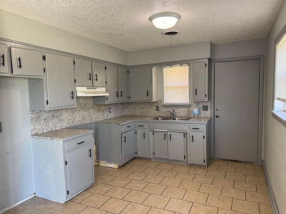 2nd image of 718 SW Ranch Oak Blvd