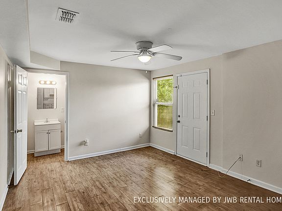3rd image of 226 W 44th St